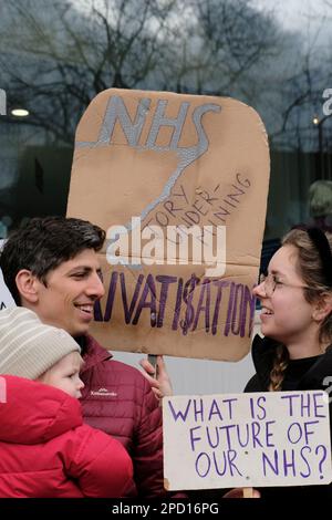 Bristol, Royaume-Uni. 14th mars 2023. Deuxième jour de la grève de 72 heures des médecins juniors à l'appui d'une réclamation de salaire de 26%. Appuyée par la BMA et la HCSA, la demande de rémunération vise à rétablir le revenu perdu par des années d'augmentation de salaire inférieure à l'inflation. La photo montre des médecins à l'extérieur de l'infirmerie royale de Bristol. Crédit : JMF News/Alay Live News Banque D'Images