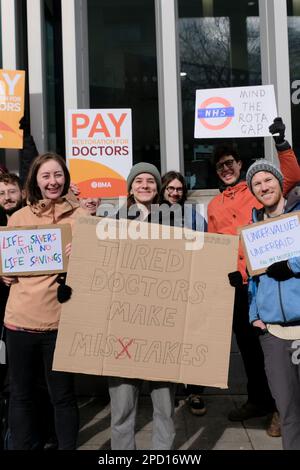 Bristol, Royaume-Uni. 14th mars 2023. Deuxième jour de la grève de 72 heures des médecins juniors à l'appui d'une réclamation de salaire de 26%. Appuyée par la BMA et la HCSA, la demande de rémunération vise à rétablir le revenu perdu par des années d'augmentation de salaire inférieure à l'inflation. La photo montre des médecins à l'extérieur de l'infirmerie royale de Bristol. Crédit : JMF News/Alay Live News Banque D'Images