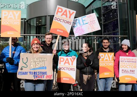 Bristol, Royaume-Uni. 14th mars 2023. Deuxième jour de la grève de 72 heures des médecins juniors à l'appui d'une réclamation de salaire de 26%. Appuyée par la BMA et la HCSA, la demande de rémunération vise à rétablir le revenu perdu par des années d'augmentation de salaire inférieure à l'inflation. La photo montre des médecins à l'extérieur de l'infirmerie royale de Bristol. Crédit : JMF News/Alay Live News Banque D'Images