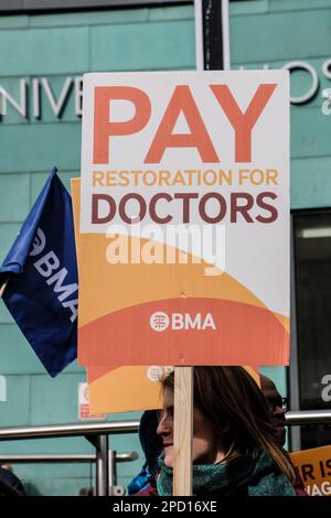 Bristol, Royaume-Uni. 14th mars 2023. Deuxième jour de la grève de 72 heures des médecins juniors à l'appui d'une réclamation de salaire de 26%. Appuyée par la BMA et la HCSA, la demande de rémunération vise à rétablir le revenu perdu par des années d'augmentation de salaire inférieure à l'inflation. La photo montre des médecins à l'extérieur de l'infirmerie royale de Bristol. Crédit : JMF News/Alay Live News Banque D'Images