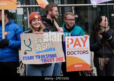 Bristol, Royaume-Uni. 14th mars 2023. Deuxième jour de la grève de 72 heures des médecins juniors à l'appui d'une réclamation de salaire de 26%. Appuyée par la BMA et la HCSA, la demande de rémunération vise à rétablir le revenu perdu par des années d'augmentation de salaire inférieure à l'inflation. La photo montre des médecins à l'extérieur de l'infirmerie royale de Bristol. Crédit : JMF News/Alay Live News Banque D'Images