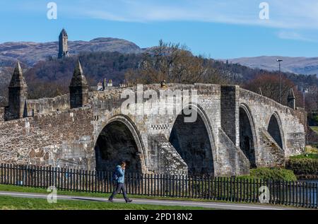 Stirling Old Bridge au-dessus de la rivière Forth, avec le monument Wallace visible en arrière-plan, dans la ville de Stirling en Écosse Banque D'Images