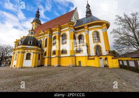 Ancienne abbaye cistercienne du monastère de Neuzelle. Ici, l'église collégiale et monastique catholique de l'Assomption de la Vierge Marie. A partir de 1650, une fausse voûte a été insérée sous la voûte gothique et la forme baroque actuelle a été créée. Monastère baroque de Neuzelle, Allemagne Banque D'Images