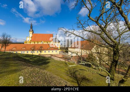 Monastère baroque de Neuzelle, Allemagne. Vue du vignoble à la collégiale du monastère de Neuzelle et des dépendances. Aujourd'hui, le terrain du monastère abrite également une école secondaire et une école d'embarquement Banque D'Images