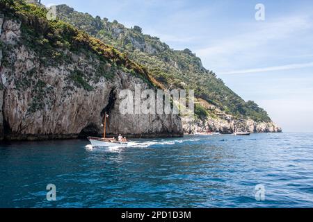 Bateaux et barques à l'entrée de la Grotte Bleue, Capri, Italie Banque D'Images