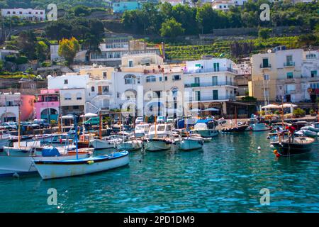 Port de Capri, Italie. Maisons colorées et les bateaux de plaisance Banque D'Images