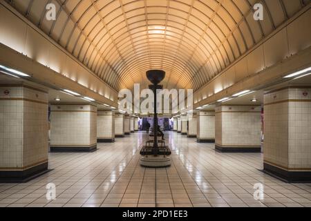 Le concourse inférieur de la station de métro Gants Hill de Londres Banque D'Images