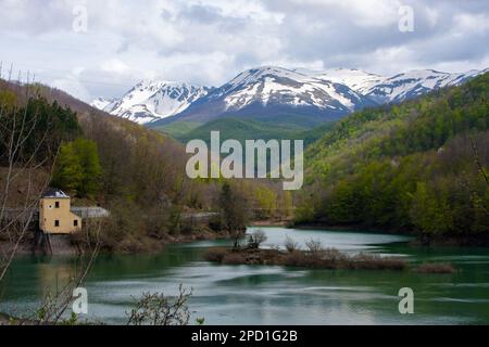 Un barrage sur une rivière Láquila - Teramo Italie Banque D'Images