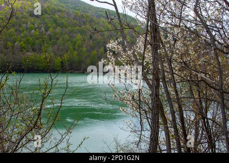 Un barrage sur une rivière Láquila - Teramo Italie Banque D'Images