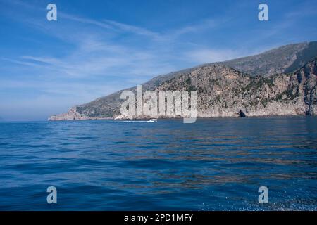 Positano est un village et une commune sur la côte amalfitaine (province de Salerne), en Campanie, en Italie, principalement dans une enclave dans les collines menant à la Banque D'Images