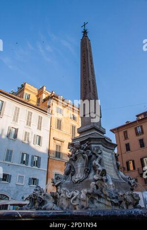 La fontaine et la colonne en face du Panthéon à Rome, en Italie Banque D'Images