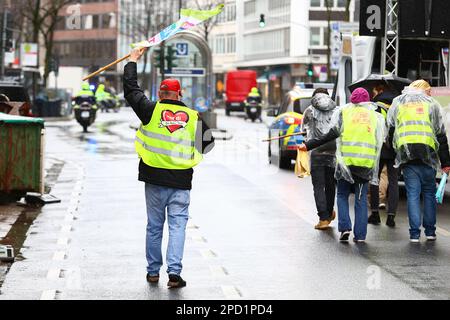 DÜSSELDORF, ALLEMAGNE. 14 mars 2023. Grève du personnel médical. Les membres du syndicat Ver.di, qui travaillent dans la profession médicale, font la grève pour faire campagne pour des salaires plus élevés. Les membres du syndicat font campagne pour une augmentation de 10,5 % ou un minimum de €500. Les grèves continuent d'affecter les installations médicales, les jardins d'enfants, les transports publics et les services municipaux. Credit: ANT Palmer / Alamy Live News Banque D'Images