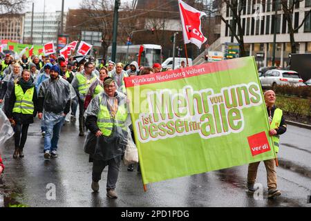 DÜSSELDORF, ALLEMAGNE. 14 mars 2023. Grève du personnel médical. Les membres du syndicat Ver.di, qui travaillent dans la profession médicale, font la grève pour faire campagne pour des salaires plus élevés. Les membres du syndicat font campagne pour une augmentation de 10,5 % ou un minimum de €500. Les grèves continuent d'affecter les installations médicales, les jardins d'enfants, les transports publics et les services municipaux. Credit: ANT Palmer / Alamy Live News Banque D'Images