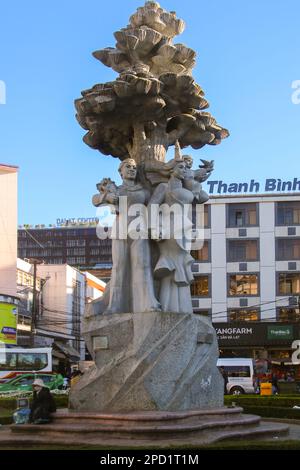 Statue et rond-point en face du Marché Central de Dalat au Vietnam Banque D'Images