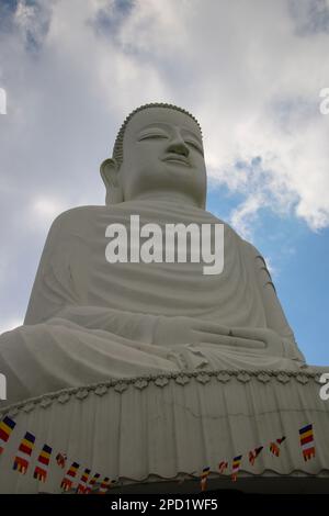 Statue de Bouddha dans le Sun World est le parc d'attractions au sommet des collines de Ba Na, Danang, Da Nang, Vietnam Banque D'Images