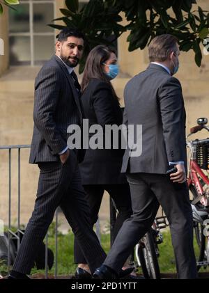 L'ancien champion du monde de boxe Amir Khan (à gauche) arrive au Snaresbrook Crown court, à l'est de Londres, où trois hommes sont accusés de voler le boxeur d'une montre de diamant au point d'arme. En avril 2022, la montre personnalisée de Khan, Franck Muller, en £72 000, a été volée à High Road, Leyton, dans l'est de Londres, après avoir quitté un restaurant avec sa femme, Faryal Makhdoom, et un ami. Date de la photo: Mardi 14 mars 2023. Banque D'Images