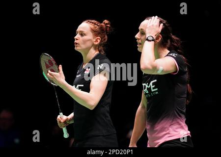 Lauren Smith en Angleterre (à gauche) et Chloe Birch en action contre Srivedya Gurazada aux États-Unis et Ishika Jaiswal (non représenté) pendant le premier jour des Championnats de badminton YONEX All England Open à l'Utilita Arena Birmingham. Date de la photo: Mardi 14 mars 2023. Banque D'Images