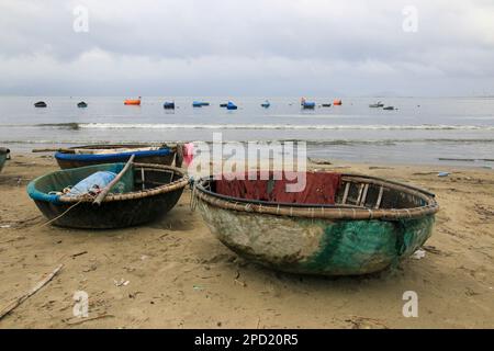 Bateaux de pêche ronds photographiés à Hoi an, Vietnam anciennement connu sous le nom de Fai-fo ou Faifoo, Banque D'Images