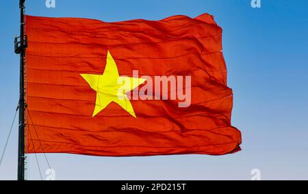 Drapeau vietnamien rouge et jaune orgueilleux Banque D'Images