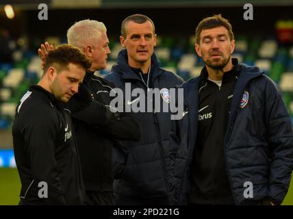 Oran Kearney (responsable de Coleraine FC) et son personnel d'encadrement. Finale de la coupe BetMcLean 2023, Linfield vs Coleraine. Windsor Park, Belfast. Banque D'Images