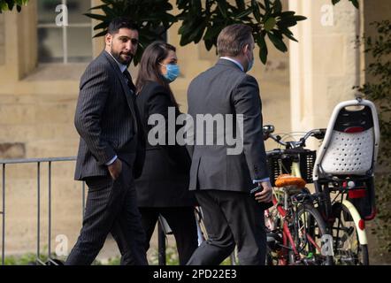 L'ancien champion du monde de boxe Amir Khan (à gauche) arrive au Snaresbrook Crown court, à l'est de Londres, où trois hommes sont accusés de voler le boxeur d'une montre de diamant au point d'arme. En avril 2022, la montre personnalisée de Khan, Franck Muller, en £72 000, a été volée à High Road, Leyton, dans l'est de Londres, après avoir quitté un restaurant avec sa femme, Faryal Makhdoom, et un ami. Date de la photo: Mardi 14 mars 2023. Banque D'Images