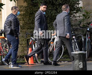 L'ancien champion du monde de boxe Amir Khan (au centre) arrive au Snaresbrook Crown court, à l'est de Londres, où trois hommes sont accusés de voler le boxeur d'une montre de diamant au point d'arme. En avril 2022, la montre personnalisée de Khan, Franck Muller, en £72 000, a été volée à High Road, Leyton, dans l'est de Londres, après avoir quitté un restaurant avec sa femme, Faryal Makhdoom, et un ami. Date de la photo: Mardi 14 mars 2023. Banque D'Images