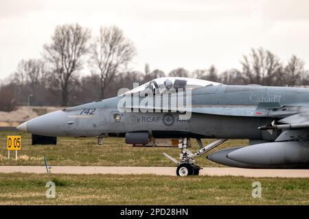 Royal Canadian Air Force (ARC) McDonnell Douglas CF-18 Hornet, avion de chasse du 425 e Escadron, en direction de la piste de la base aérienne de Leeuwarden, au nord-est Banque D'Images