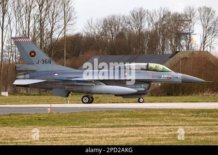 Royal Netherlands Air Force F-16BM avion de chasse sur la piste de la base aérienne de Leeuwarden, pays-Bas - 30 mars 2022 Banque D'Images