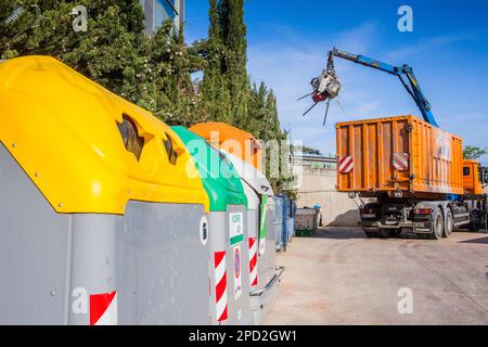Conteneurs pour la séparation des déchets et le camion, centre de recyclage Banque D'Images