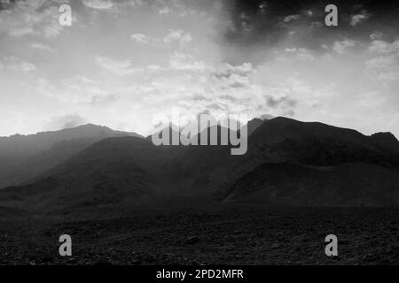 Vue sur les montagnes de Jabal Feid, désert de la vallée d'Araba, centre-sud de la Jordanie, Moyen-Orient Banque D'Images