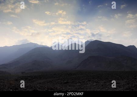 Vue sur les montagnes de Jabal Feid, désert de la vallée d'Araba, centre-sud de la Jordanie, Moyen-Orient Banque D'Images