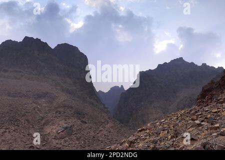 Vue sur les montagnes de Jabal Feid, désert de la vallée d'Araba, centre-sud de la Jordanie, Moyen-Orient Banque D'Images