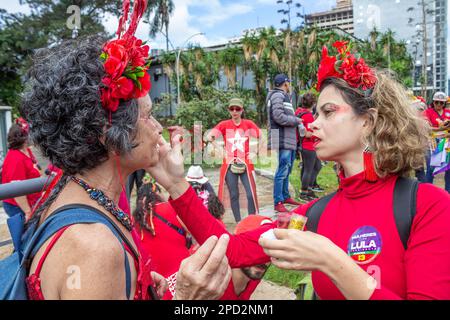 Brasília, DF, Brésil – 01 janvier 2023 : une femme qui applique des paillettes au visage d'une autre femme. Photo prise lors de l'inauguration du Président Banque D'Images