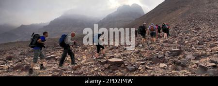 Randonneurs à Wadi Barwas, Jabal Feid, désert de Wadi Araba, centre-sud de la Jordanie, Moyen-Orient. Banque D'Images