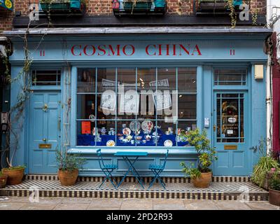 Cosmo China Store 11 Cosmo place Londres. Fondée en 1990 par Josie Firmin & Christopher Strangeways, Cosmo China fabrique de la porcelaine sur mesure. Banque D'Images