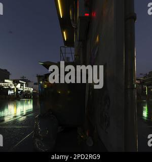 Vue sur la rue nocturne de la ville avec gouttes de pluie, rendu 3D Banque D'Images