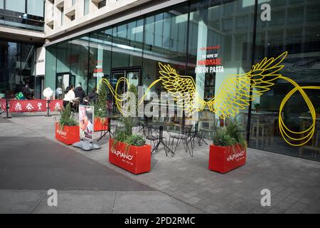 Restaurant Vapiano London - Vapiano Tottenham court Road au 16 St Giles High St, Londres. Vapiano est une chaîne italienne de pizza et de nourriture basée en Allemagne est 2002. Banque D'Images