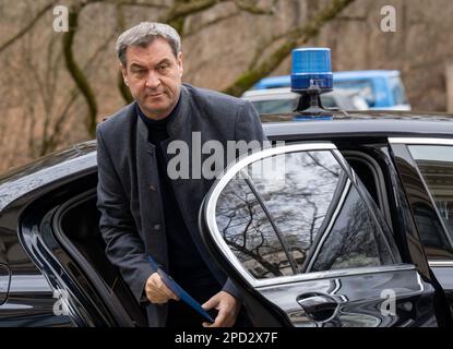 Munich, Allemagne. 14th mars 2023. Markus Söder (CSU), Premier ministre de Bavière, arrive en voiture pour la conférence de presse finale après une réunion du cabinet bavarois. Credit: Peter Kneffel/dpa/Alay Live News Banque D'Images