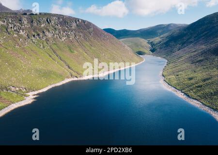 Vue aérienne du réservoir de Silent Valley dans les montagnes Mourne photographiée tôt le matin. Mourne, sont une chaîne de montagne de granit dans le comté de Down, Irlande Banque D'Images