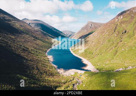 Vue aérienne du réservoir de Silent Valley dans les montagnes Mourne photographiée tôt le matin. Mourne, sont une chaîne de montagne de granit dans le comté de Down, Irlande Banque D'Images