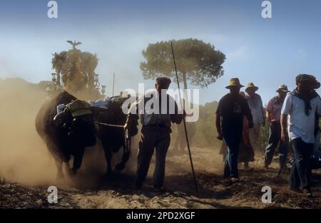 Pèlerins près de Cerro del Trigo, Romeria del Rocio, pèlerins en chemin à travers le Parc National de Doñana, pèlerinage de Sanlúcar de Barrameda brotherh Banque D'Images