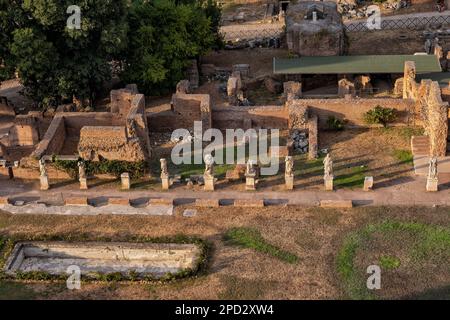 Maison des Vestales (latin : atrium Vestae, italien : Casa delle Vestali) dans le Forum romain avec rangée de statues Vestales vierges, ville de Rome, Latium, I Banque D'Images