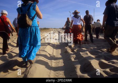 Pèlerins marchant près du Palais de Doñana, Romeria del Rocio, pèlerins en chemin à travers le Parc National de Doñana, pèlerinage de Sanlúcar de Barrameda br Banque D'Images