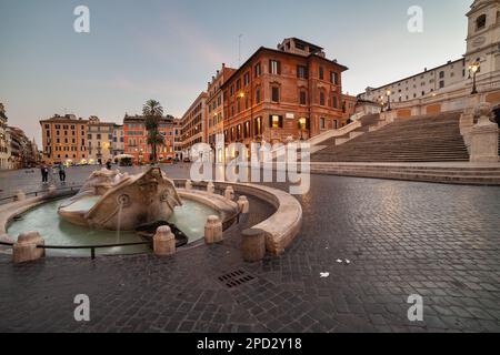 Ville de Rome à l'aube en Italie, place Piazza di Spagna, fontaine Barcaccia et les marches espagnoles tôt le matin. Banque D'Images