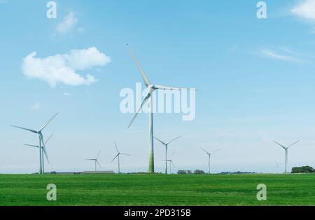 co Wexford, Irlande : vue imprenable sur le parc éolien de Ballywater situé entre les villages de Kilmuckridge et Ballygarrett. Banque D'Images