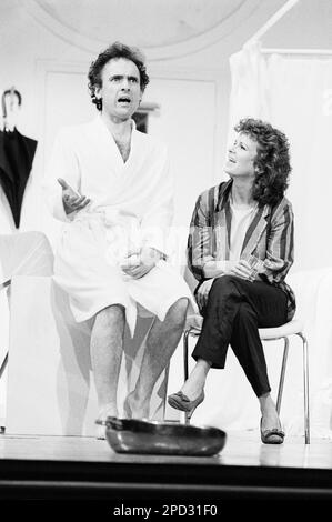 Philip Donaghy (Lenny Anderson), Julie Walters (Doreen Thomas) AYANT Une BALLE par Alan Bleasdale au Lyric Theatre Hammersmith, Londres W6 08/06/1981 conception: Bob Crowley éclairage: John A Williams réalisateur: Alan Dossor Banque D'Images