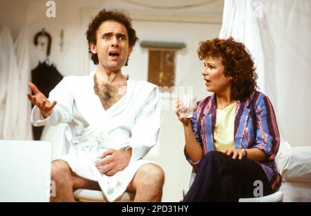 Philip Donaghy (Lenny Anderson), Julie Walters (Doreen Thomas) AYANT Une BALLE par Alan Bleasdale au Lyric Theatre Hammersmith, Londres W6 08/06/1981 conception: Bob Crowley éclairage: John A Williams réalisateur: Alan Dossor Banque D'Images