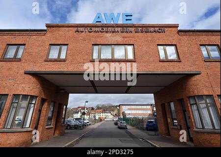 Eisenach, Allemagne. 14th mars 2023. L'entrée de l'ancienne usine automobile d'Eisenach. Derrière elle se trouve le monument industriel 'O1', autrefois l'usine principale de production automobile BMW. La ville prévoit de construire un hall multifonctionnel dans le bâtiment, qui est vacant depuis plus de 20 ans, pour être utilisé principalement comme un centre sportif pour les sports scolaires, de compétition et de club. Credit: Martin Schutt/dpa/Alay Live News Banque D'Images