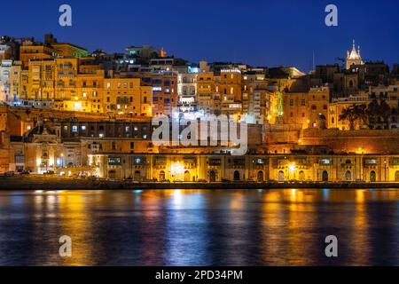 Ville de la Valette la nuit à Malte, horizon du Grand Port avec réflexion dans l'eau, capitale d'une île en mer Méditerranée Banque D'Images
