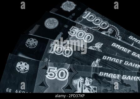 Roubles russes. Argent russe. Dénomination différente des billets. Gros plan. Concept financier. Fond et texture de l'argent. 500 roubles note. Banque D'Images